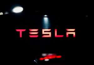 Tesla s-ar putea confrunta cu noi riscuri de reglementare după disputa Musk-Trump